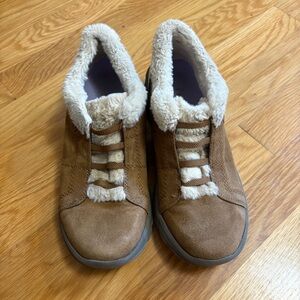 Ryka Bzees Golden Tan Faux Shearling Fur Slip On Elastic Tie Shoes Women’s 8